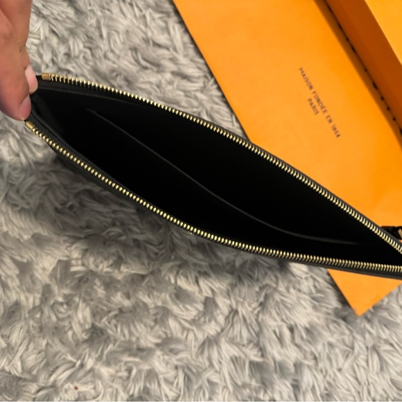 Louis Vuitton Daily Pouch - Picture 4 of 7